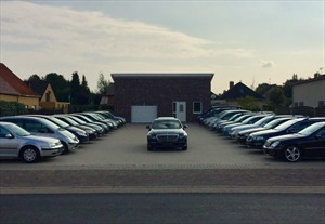 Uzma Automobile Logo