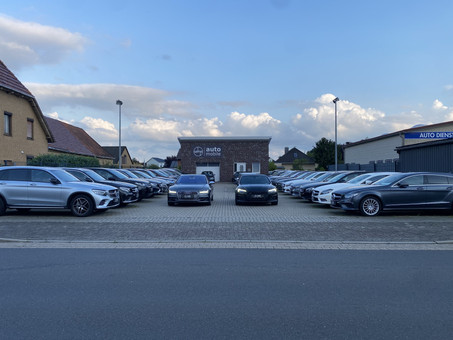 Uzma Automobile Logo