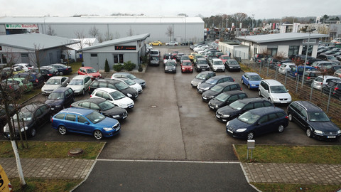 T & T Automobile Logo