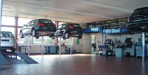 S & D Automobile Logo