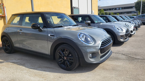 Your Next Car Srl Logo