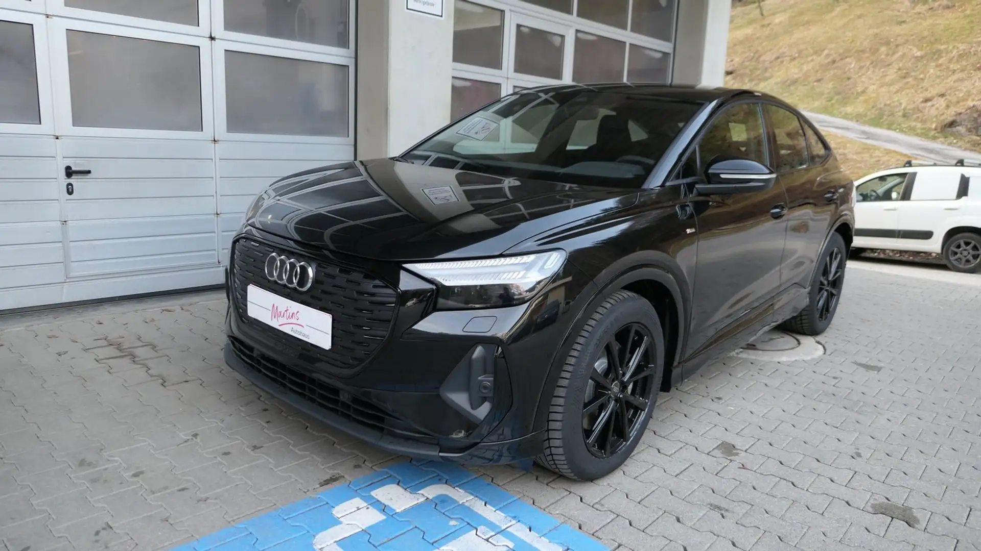 Audi Q4 e-tron Audi Q4 Sportback 45 e-tron business Schwarz - 1
