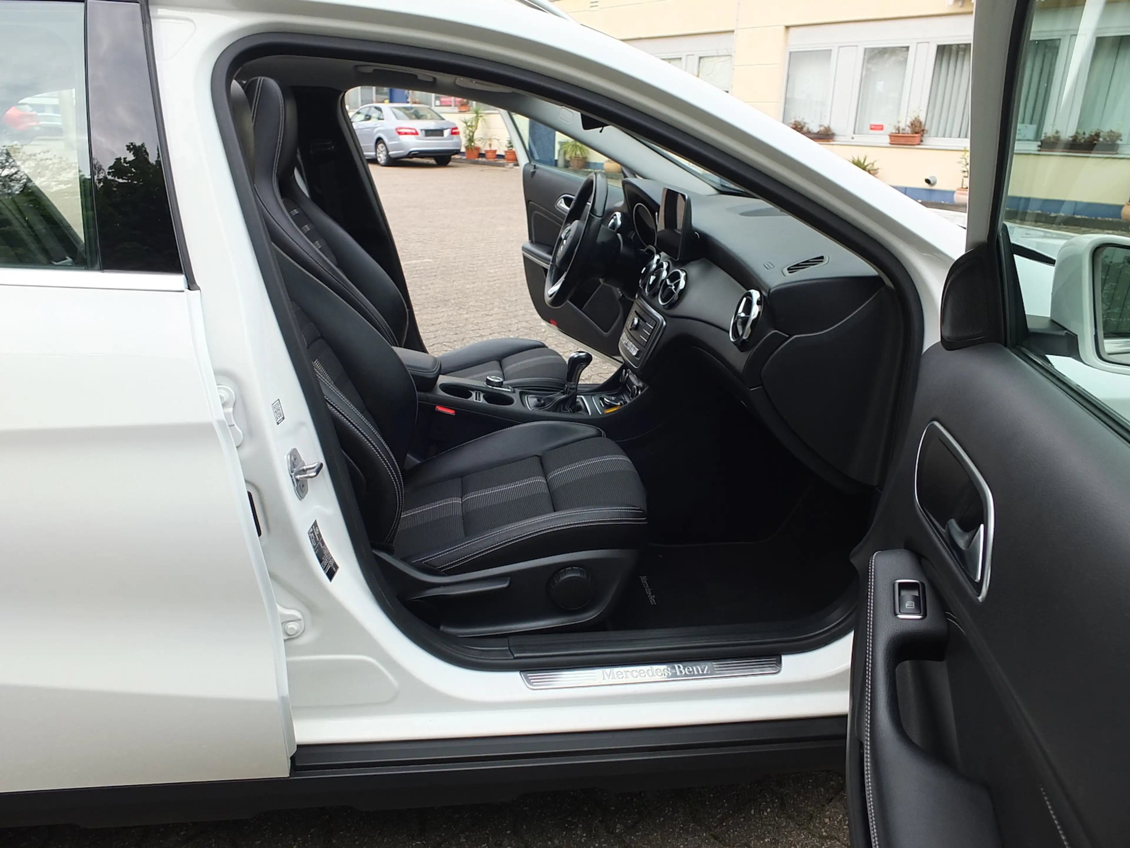 Mercedes-Benz GLA 180 PANORAMADACH LED NAVI AHK 18 Zoll LMF PTS SHZ — photo 8