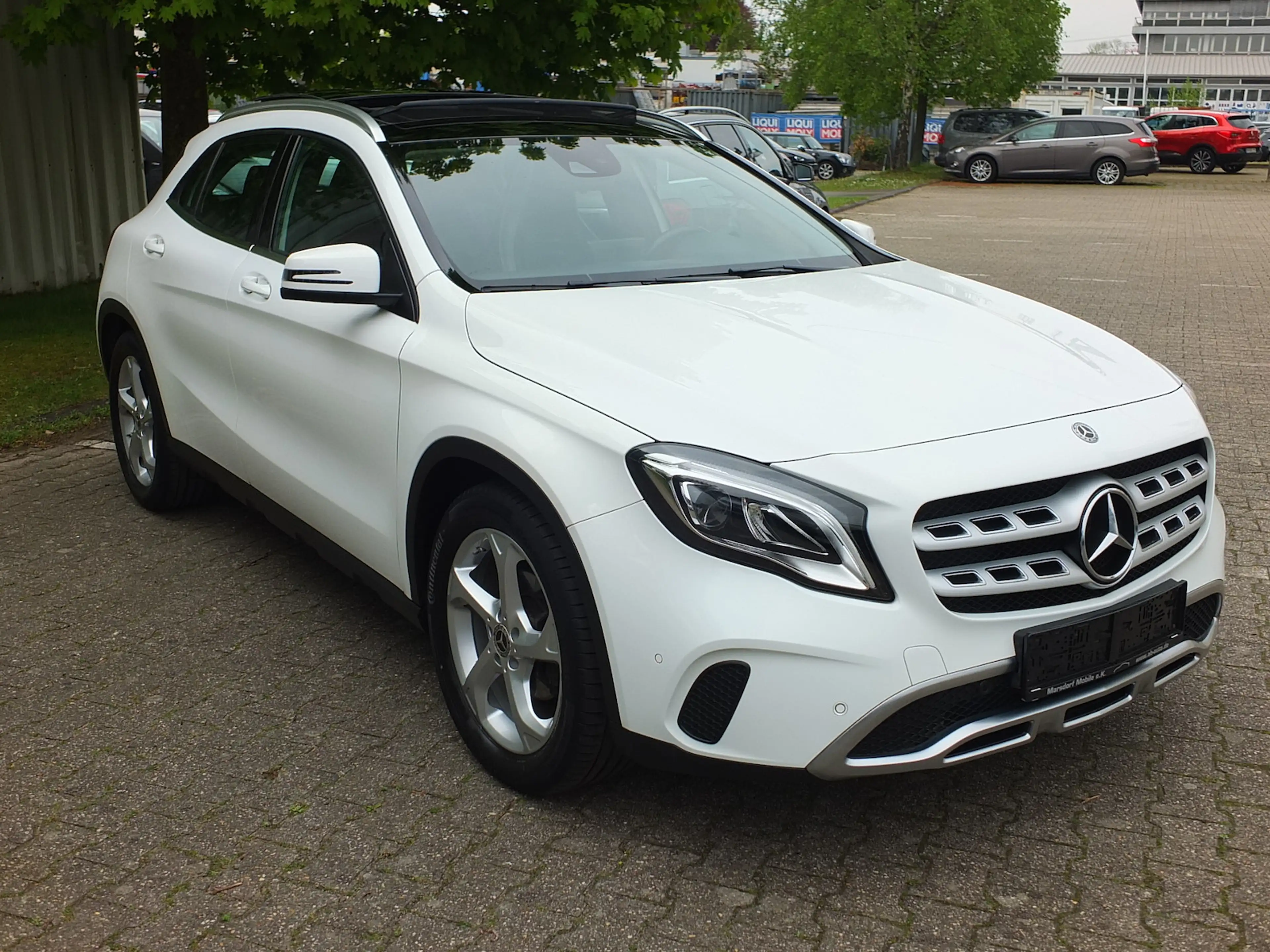 Mercedes-Benz GLA 180 PANORAMADACH LED NAVI AHK 18 Zoll LMF PTS SHZ — photo 3