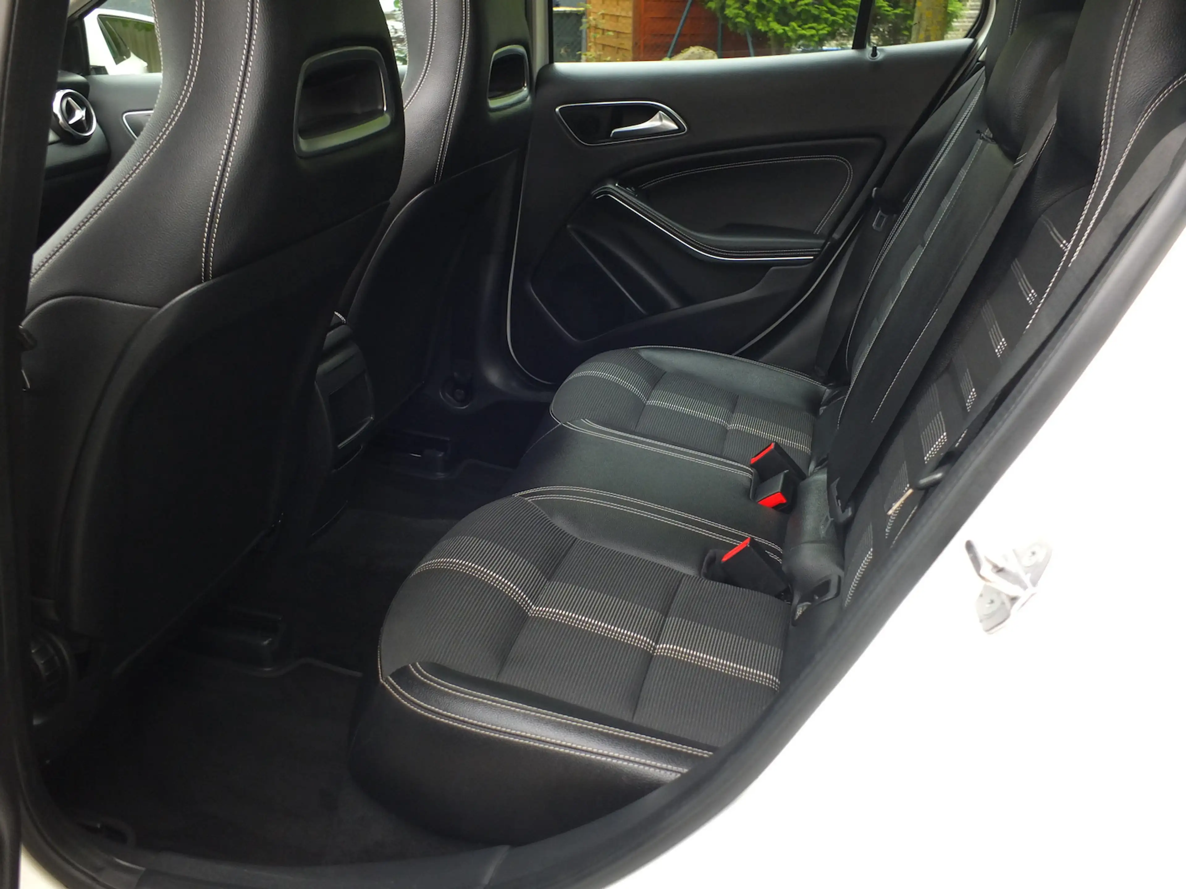 Mercedes-Benz GLA 180 PANORAMADACH LED NAVI AHK 18 Zoll LMF PTS SHZ — photo 6