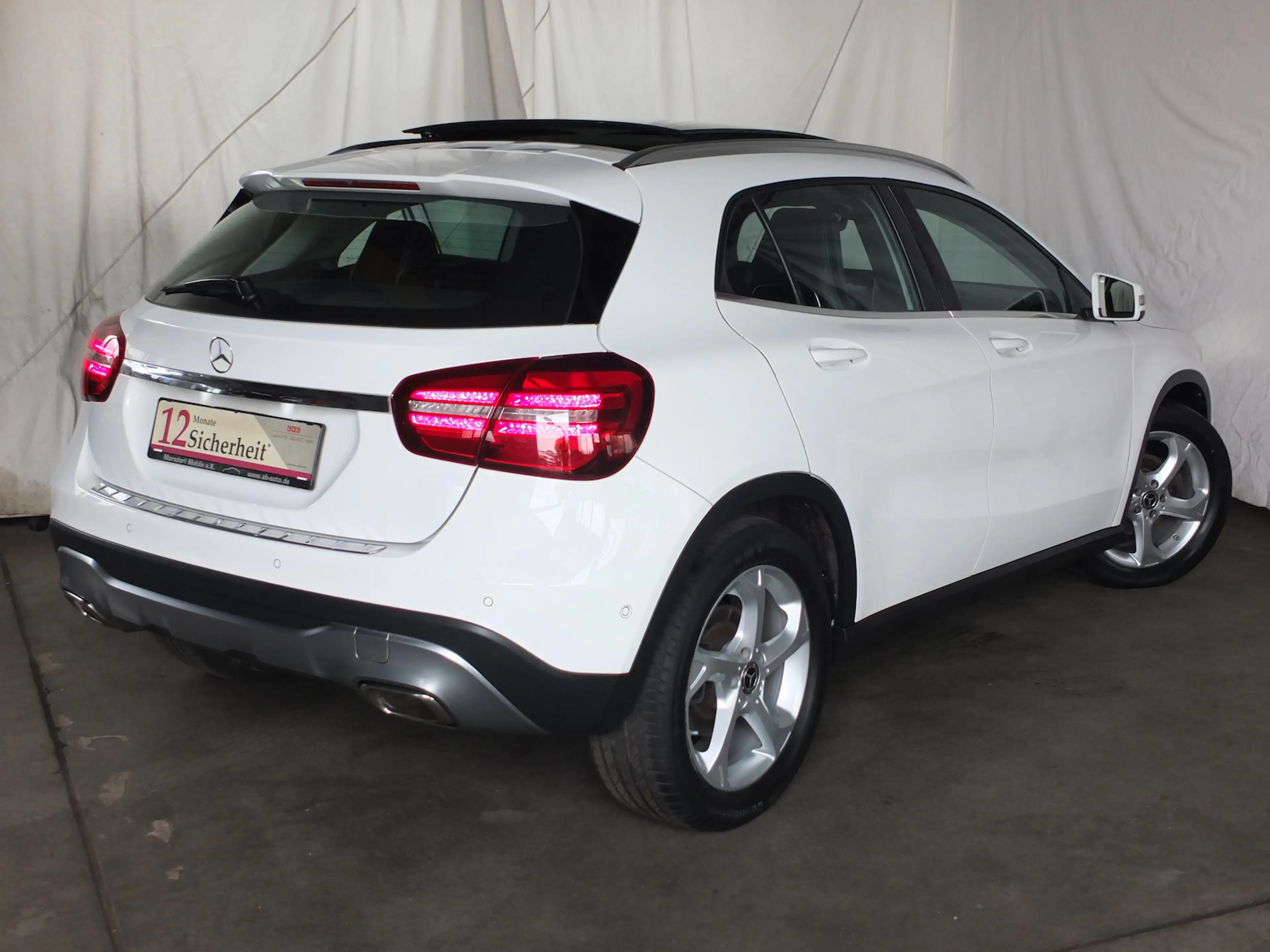 Mercedes-Benz GLA 180 PANORAMADACH LED NAVI AHK 18 Zoll LMF PTS SHZ — photo 2