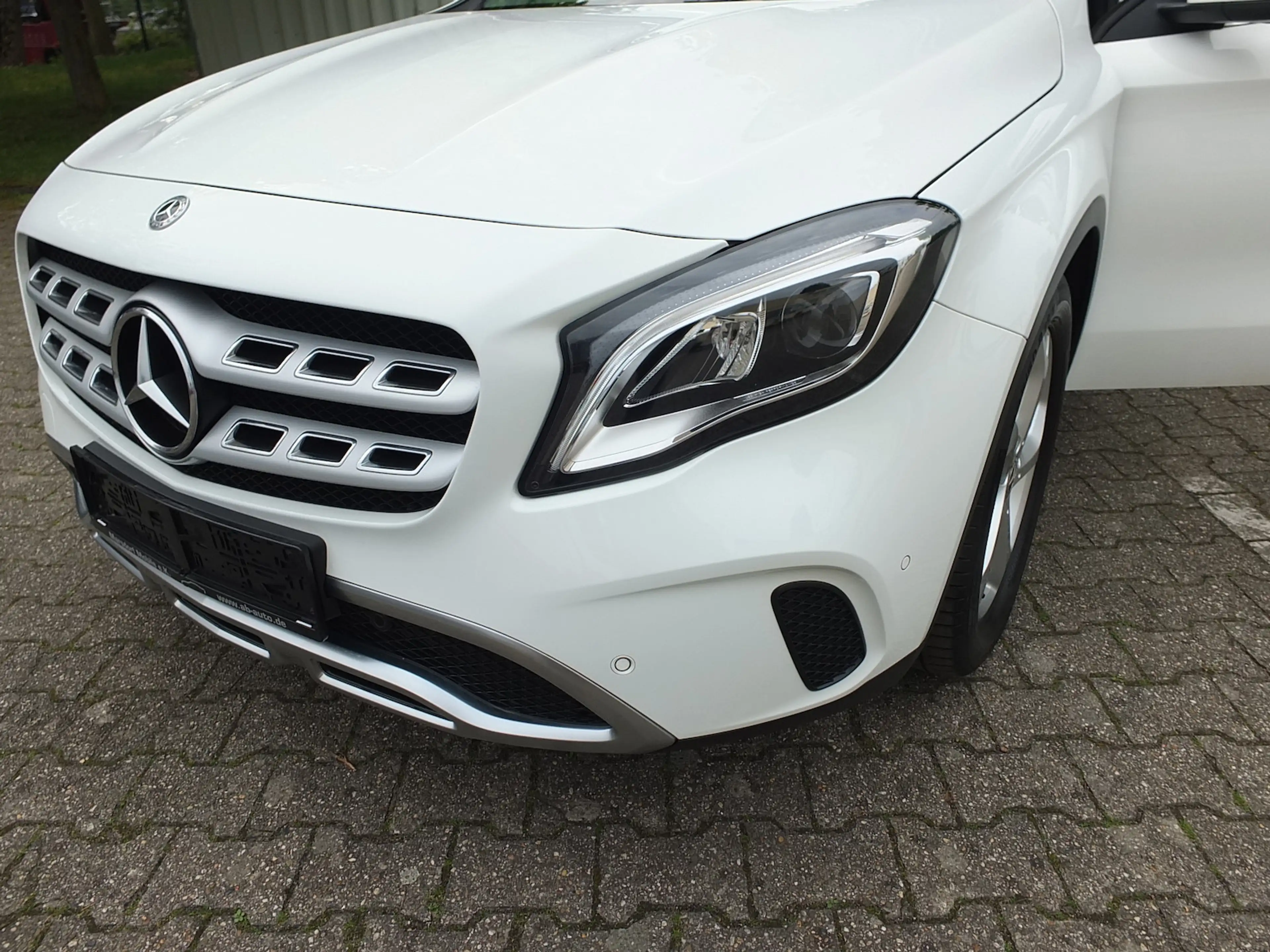 Mercedes-Benz GLA 180 PANORAMADACH LED NAVI AHK 18 Zoll LMF PTS SHZ — photo 14