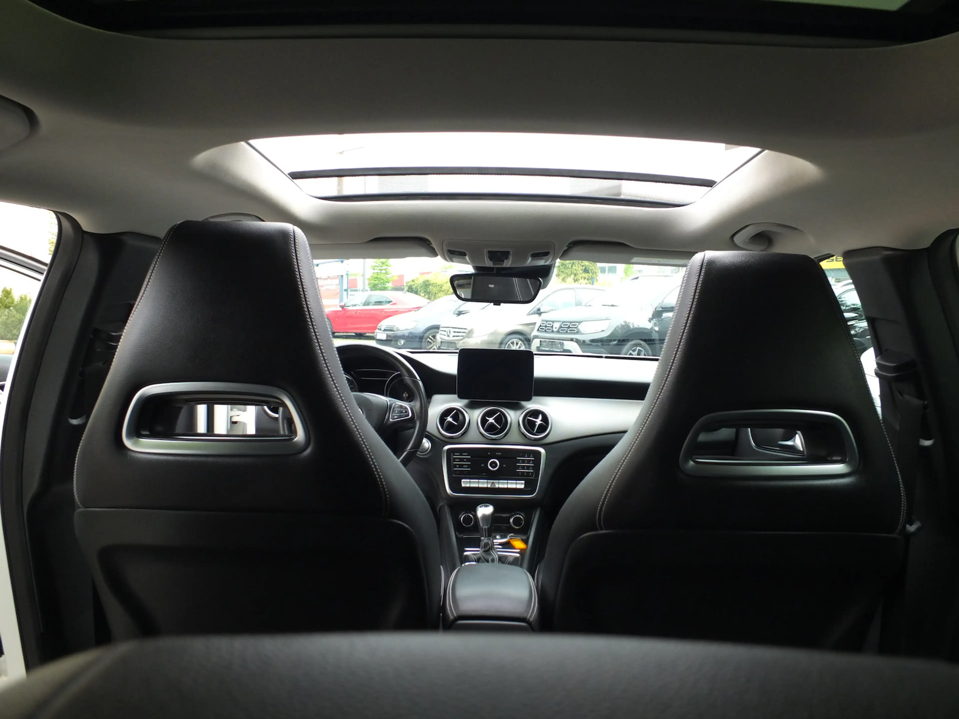 Mercedes-Benz GLA 180 PANORAMADACH LED NAVI AHK 18 Zoll LMF PTS SHZ — photo 9