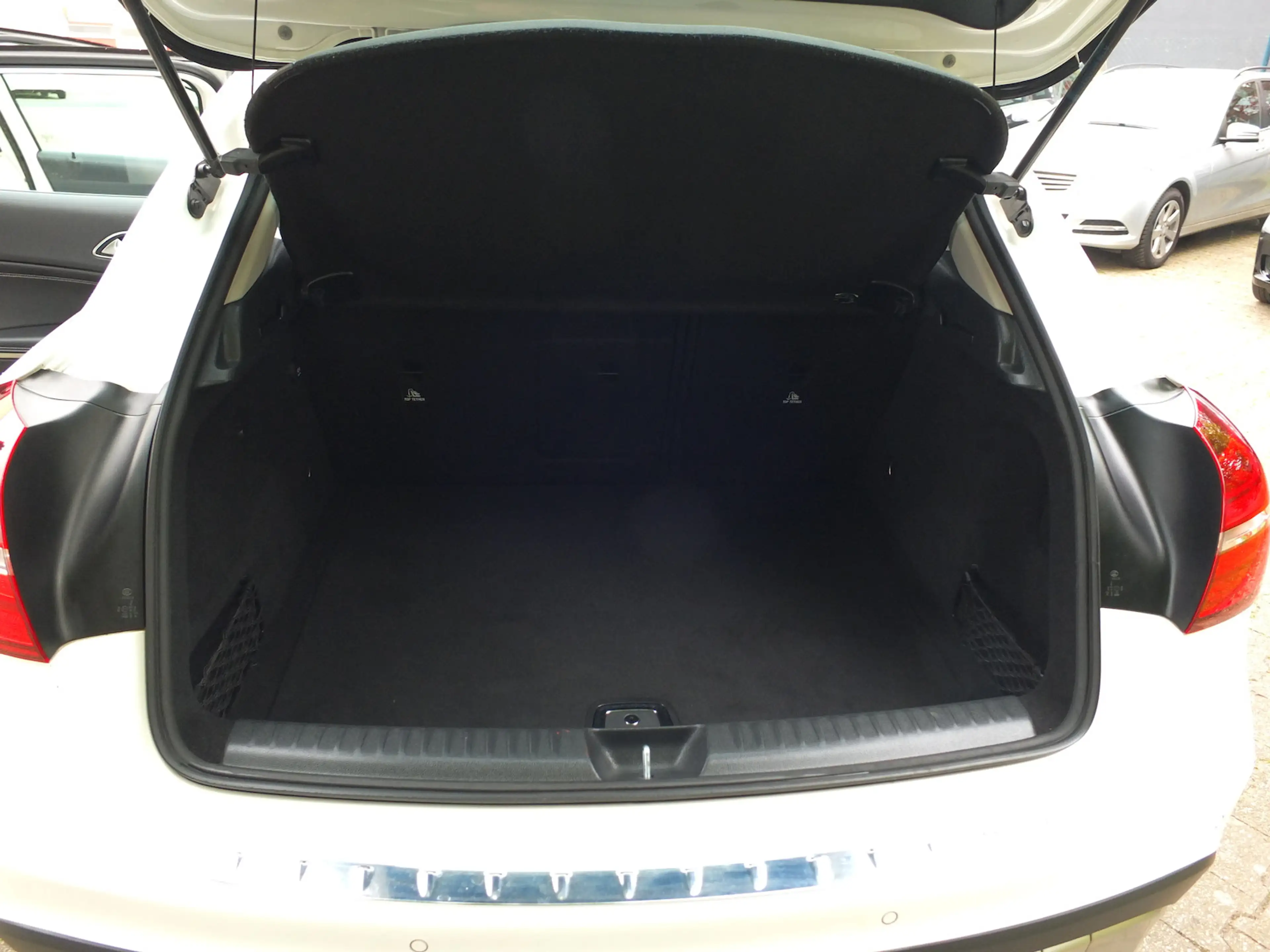 Mercedes-Benz GLA 180 PANORAMADACH LED NAVI AHK 18 Zoll LMF PTS SHZ — photo 7