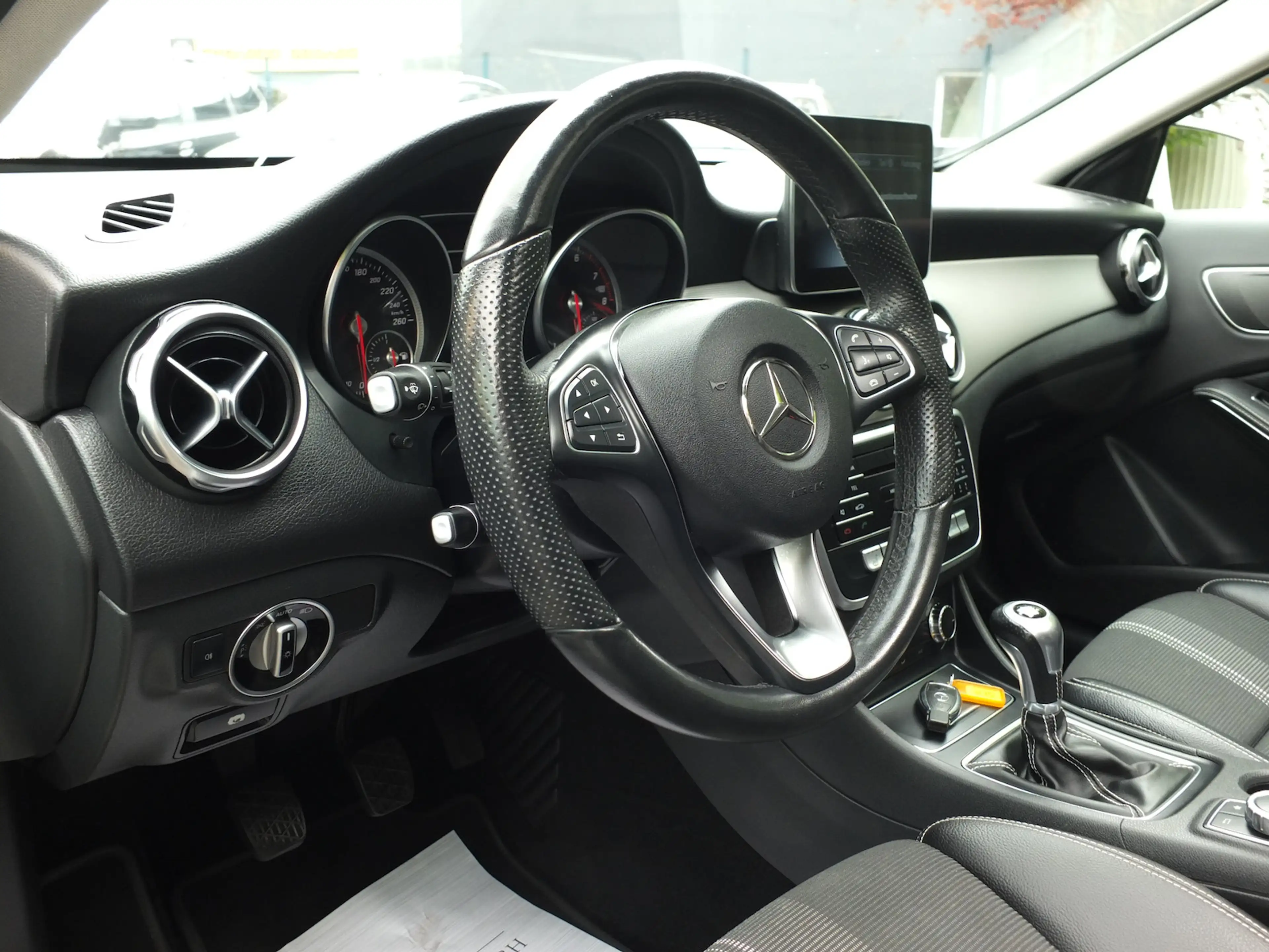 Mercedes-Benz GLA 180 PANORAMADACH LED NAVI AHK 18 Zoll LMF PTS SHZ — photo 13