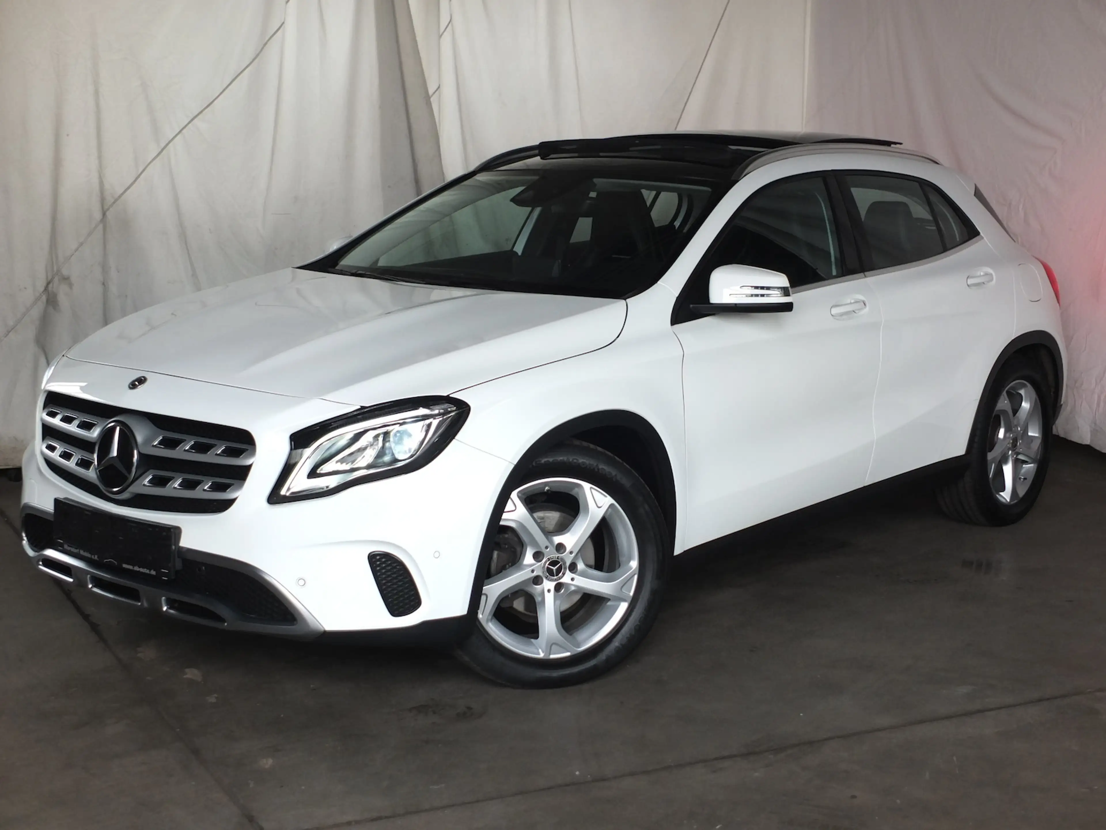 Mercedes-Benz GLA 180 PANORAMADACH LED NAVI AHK 18 Zoll LMF PTS SHZ