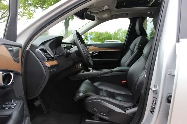Volvo XC90 view 10