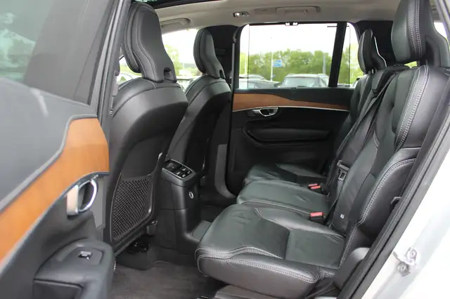 Volvo XC90 view 11