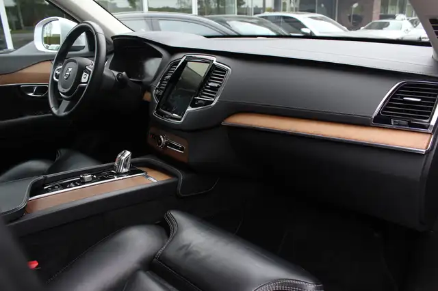 Volvo XC90 view 13