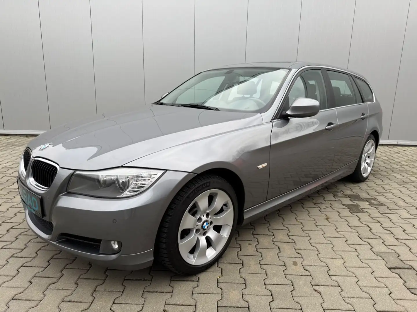 BMW 330 d Touring  xDrive -ALLRAD- Standhzg. Grau - 1