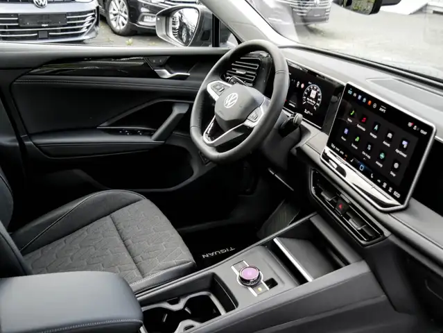 Volkswagen Tiguan view 3