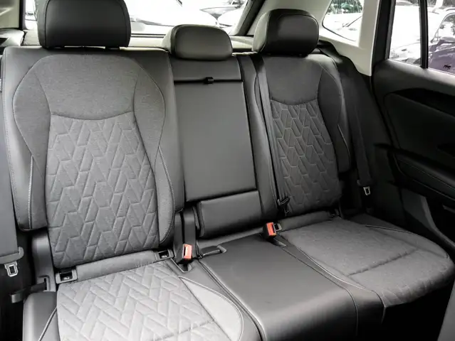Volkswagen Tiguan view 4