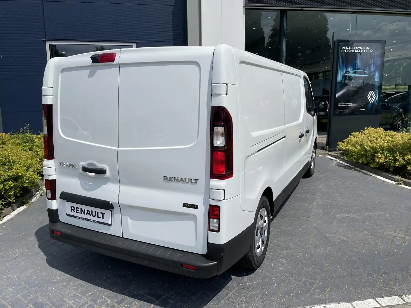 Renault Trafic E-Tech T29 L2H1 Advance 52 kWh | easy link navigat Bílá - 2