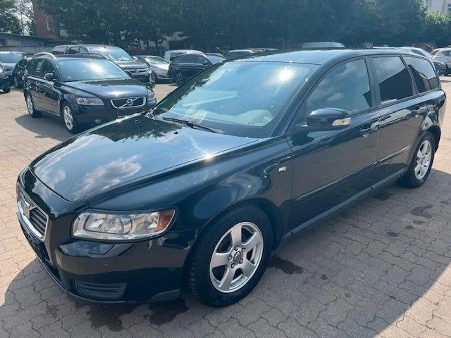 Volvo V50 Kombi 1.6 D Drive Kinetic TÜV 06.2026 Noir - 1