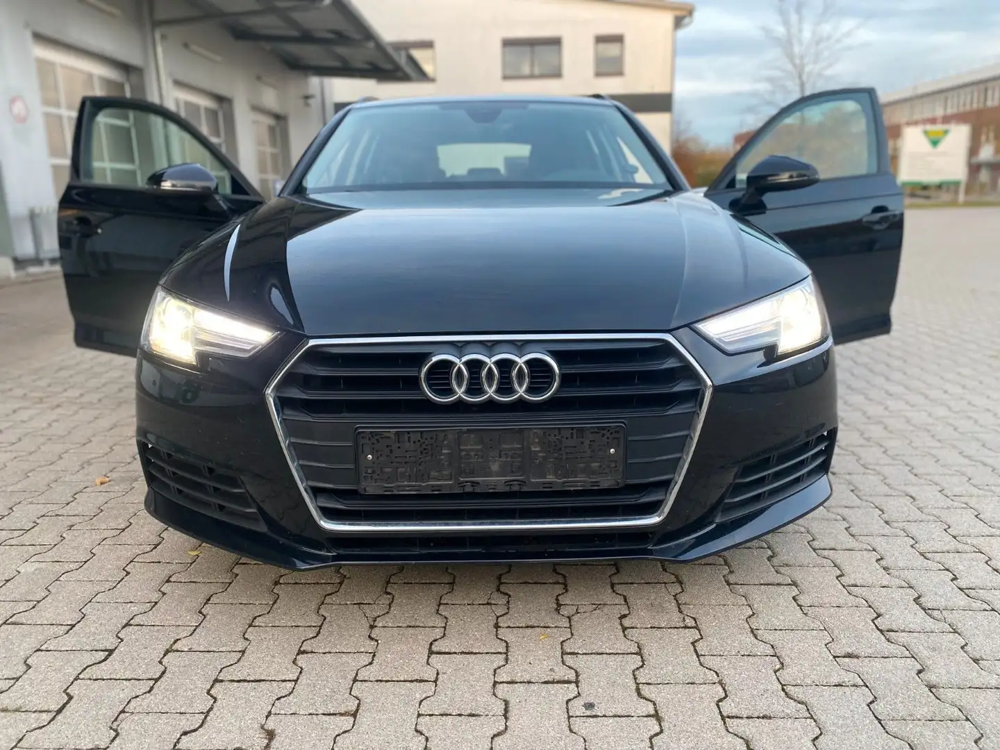 Audi A4 Avant 30 TDI Navi 2. Hd Schwarz - 1
