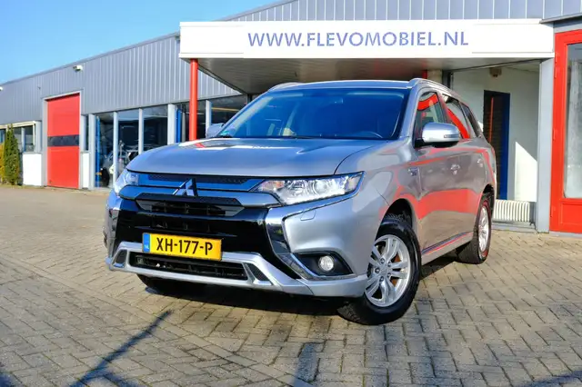 Mitsubishi Outlander 2.4 PHEV Pure AWD Aut. Leder-Alcantara|Clima|Cam|L