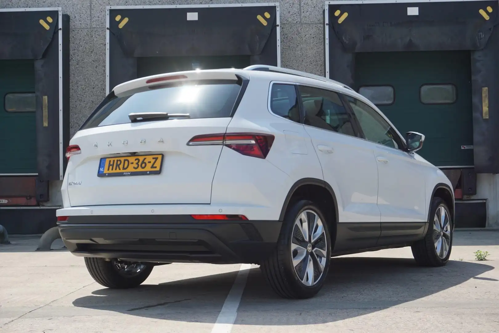 Skoda Karoq 1.5 TSI 150pk DSG ACT Business Edition | Panoramad Blanco - 2