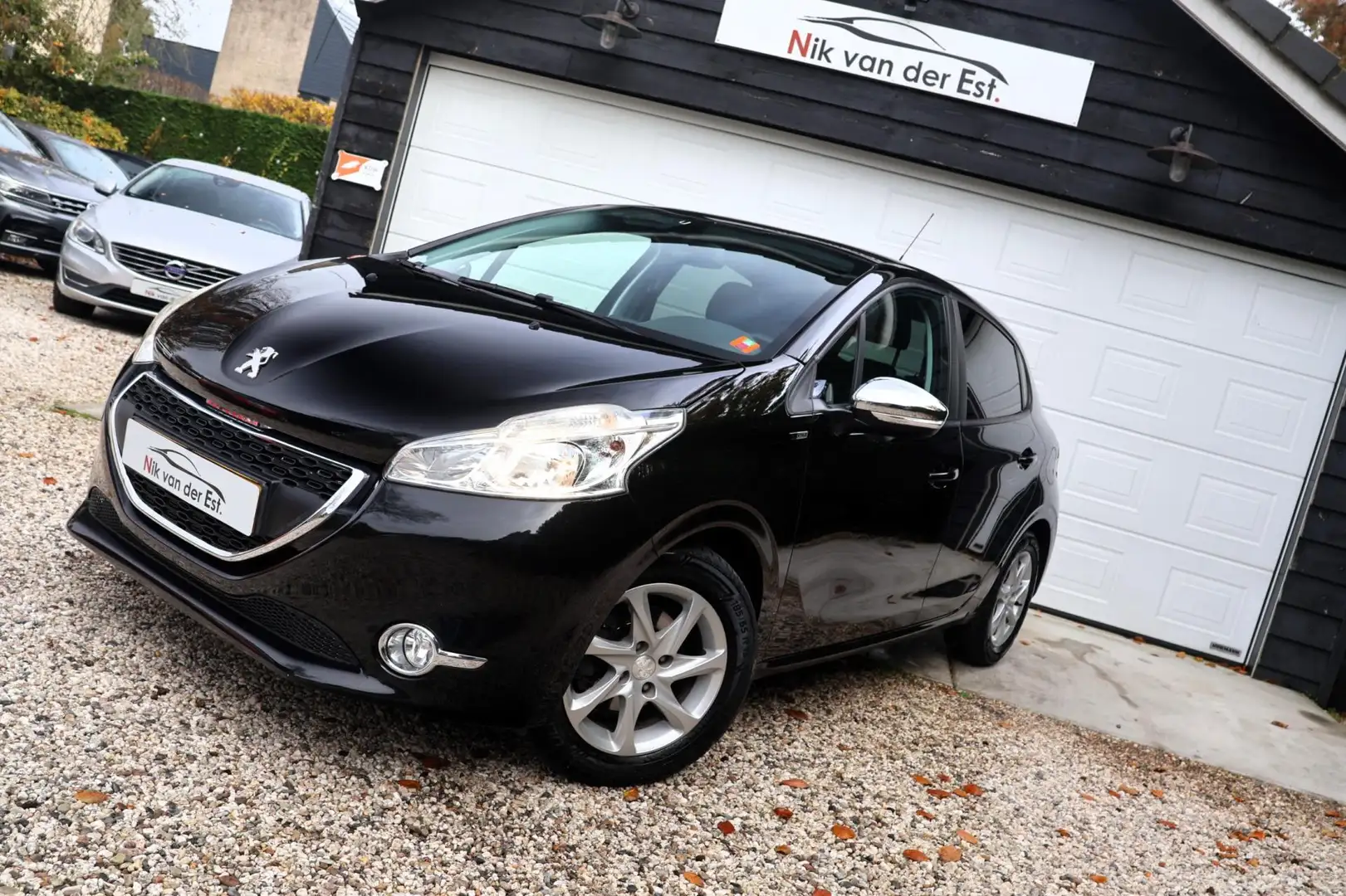 Peugeot 208 1.2 PureTech Style Pack-Clima-Trekhaak-Cruise-Navi Zwart - 2