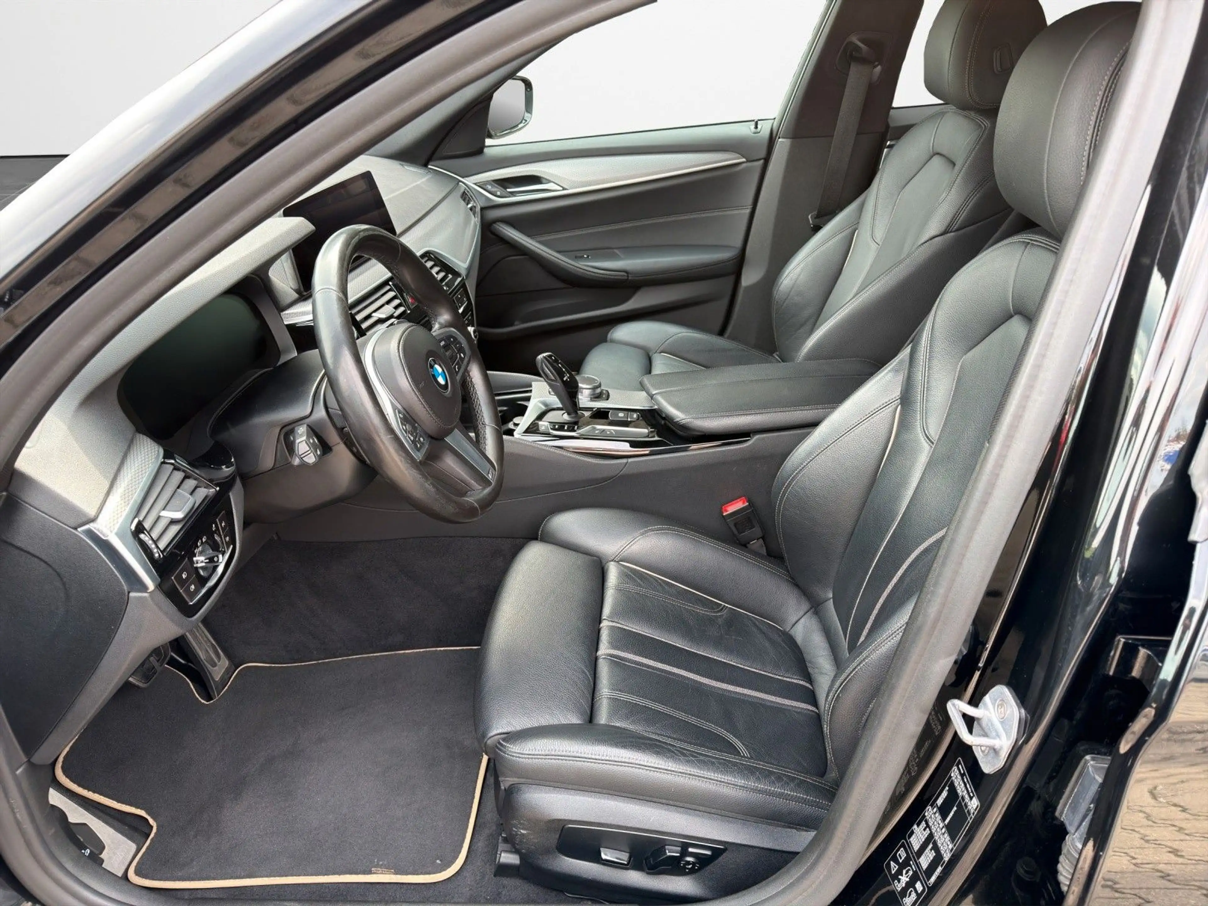 BMW 530 d xDrive M Sport Navi, AHK, Leder, 360°, WP — photo 9