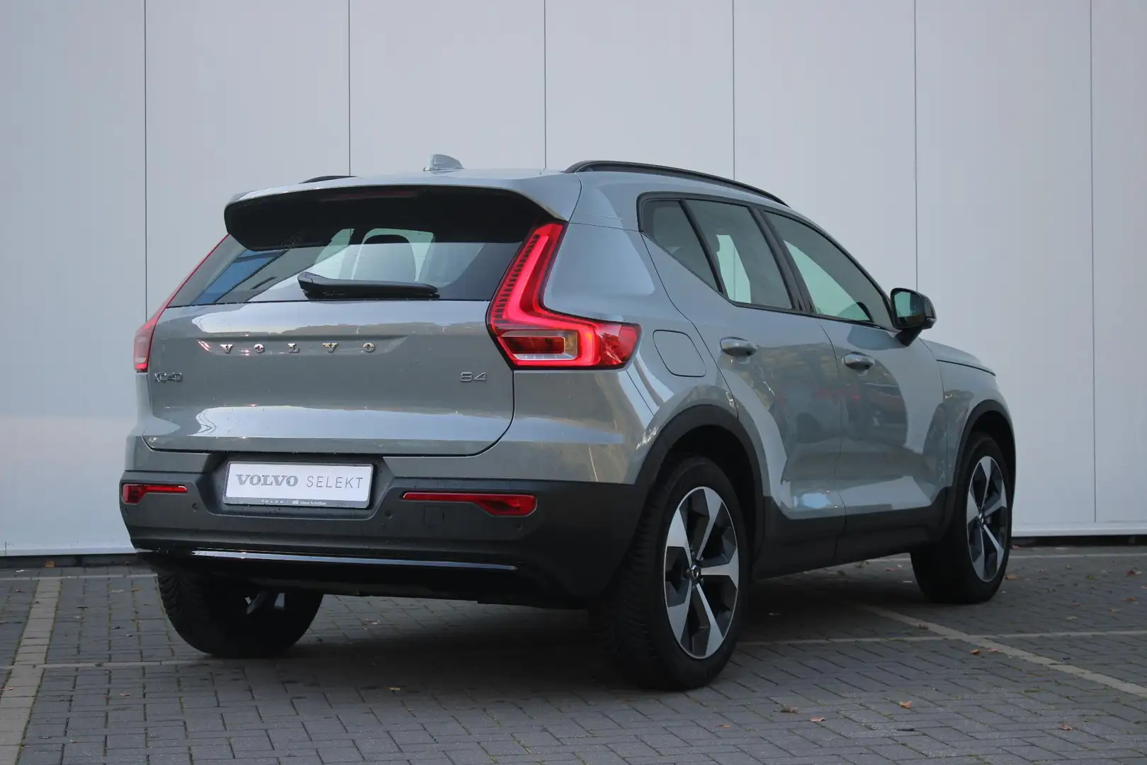 Volvo XC40 B4 197PK AUT7 Plus Dark | Premium audio by Harman Grijs - 2