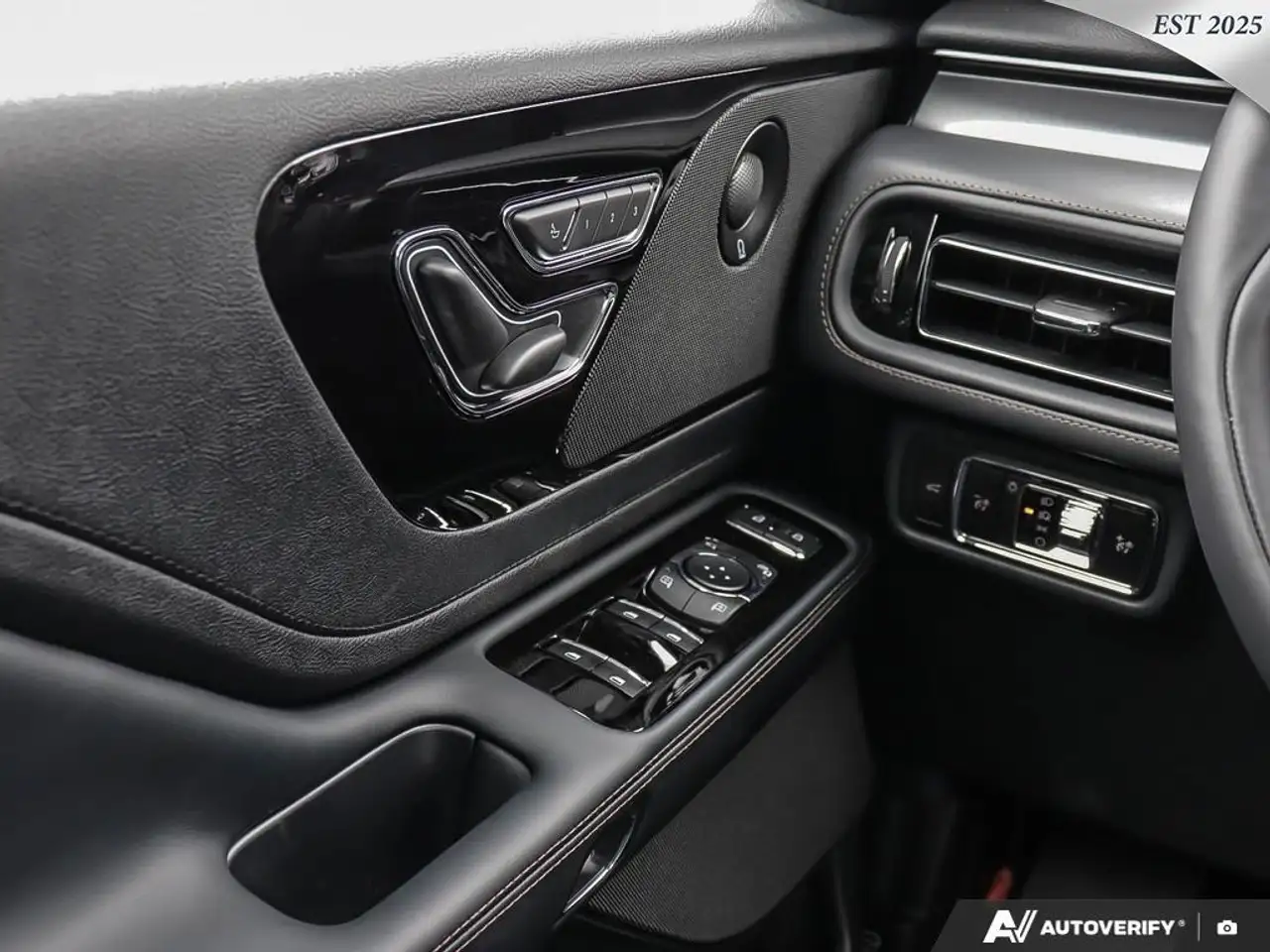 Lincoln Aviator снимка Lincoln Aviator
