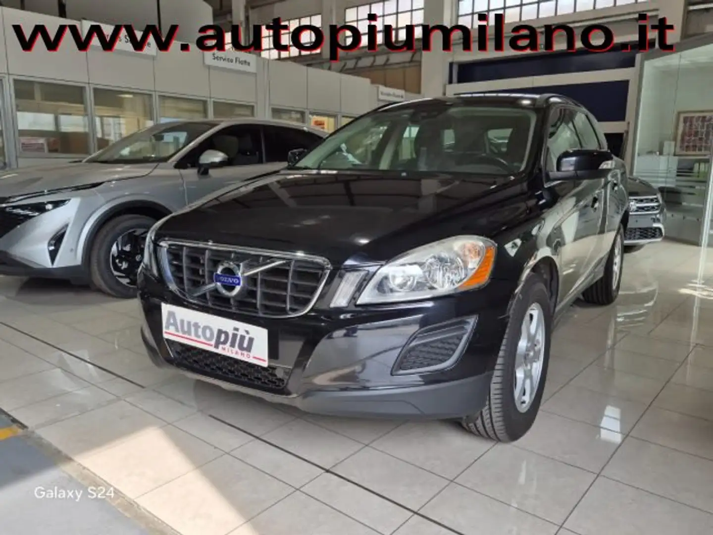 Volvo XC60 XC60 2.4 d4 (d3) Kinetic awd 163cv geartronic Чёрный - 1