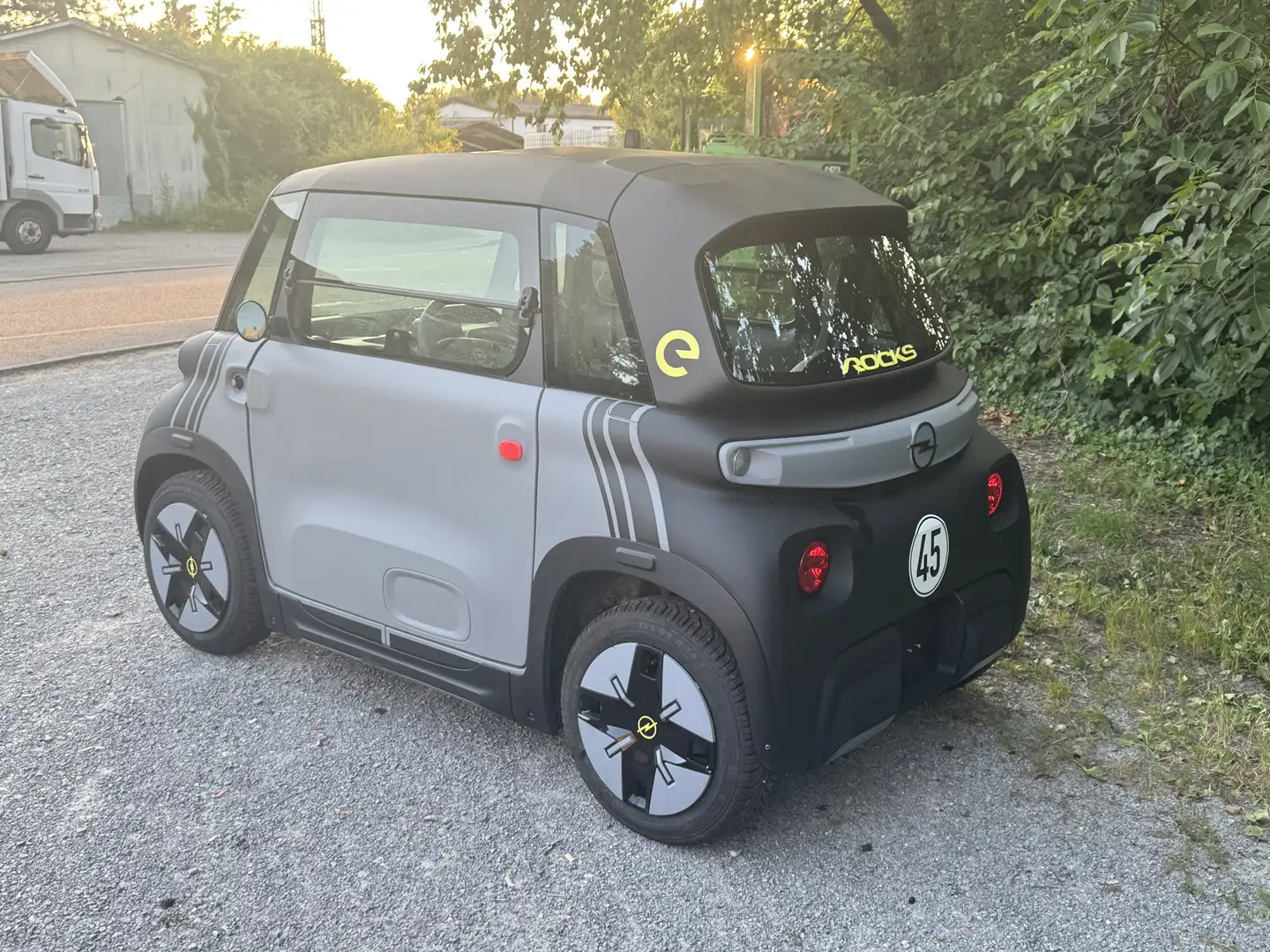 Opel Rocks-e Elektro 45kmh Microcar Mopedauto Schwarz - 1