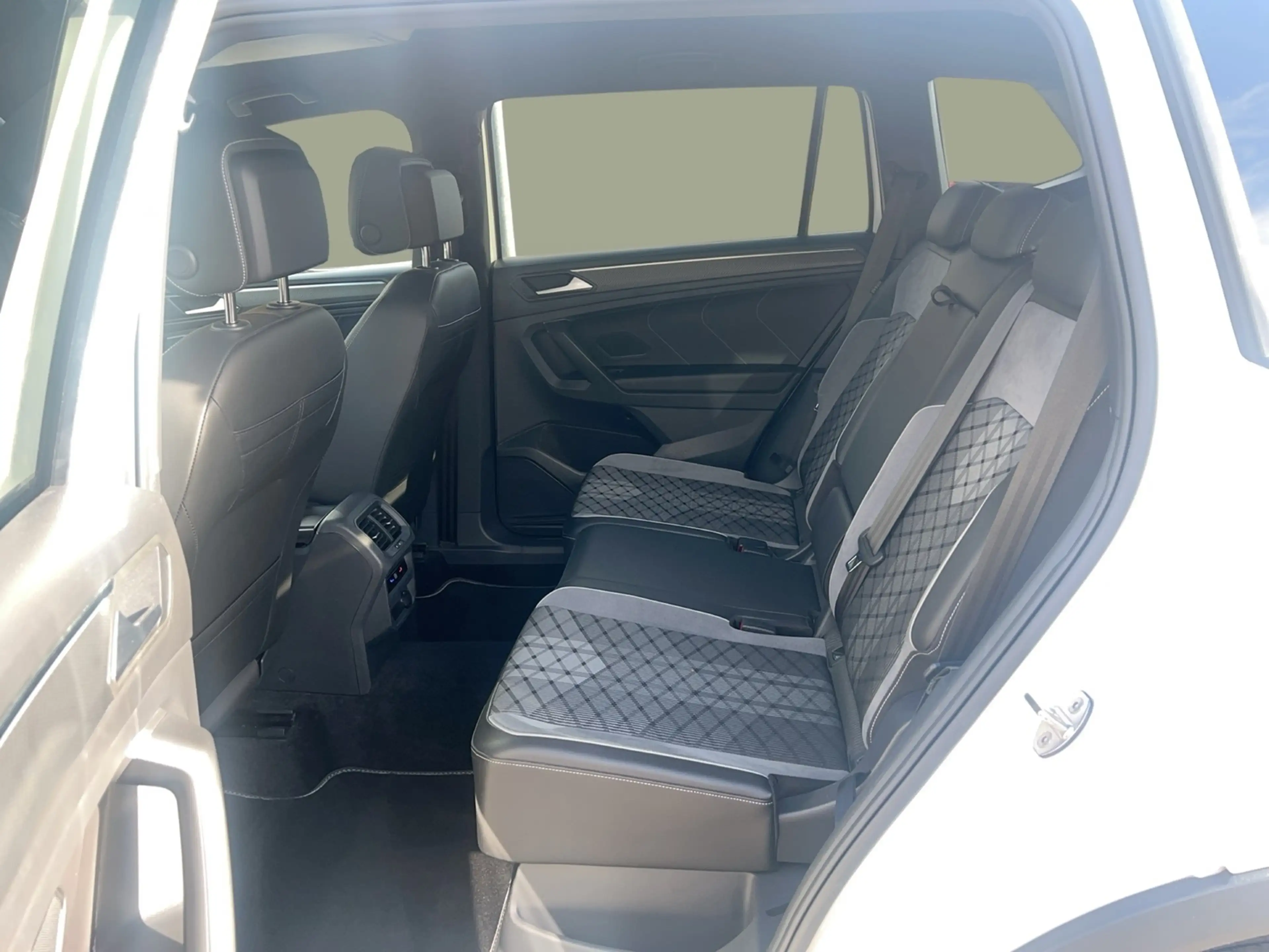 Volkswagen Tiguan Allspace R-Line 4Mot IQ Light AHK Trailer Assist RFK HU — photo 12