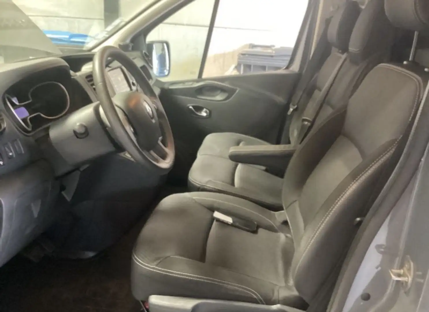 Renault Trafic 2.0dCi 170CV TVAC 3PL BOITE AUTO L1-H1 GPS LED Grau - 2