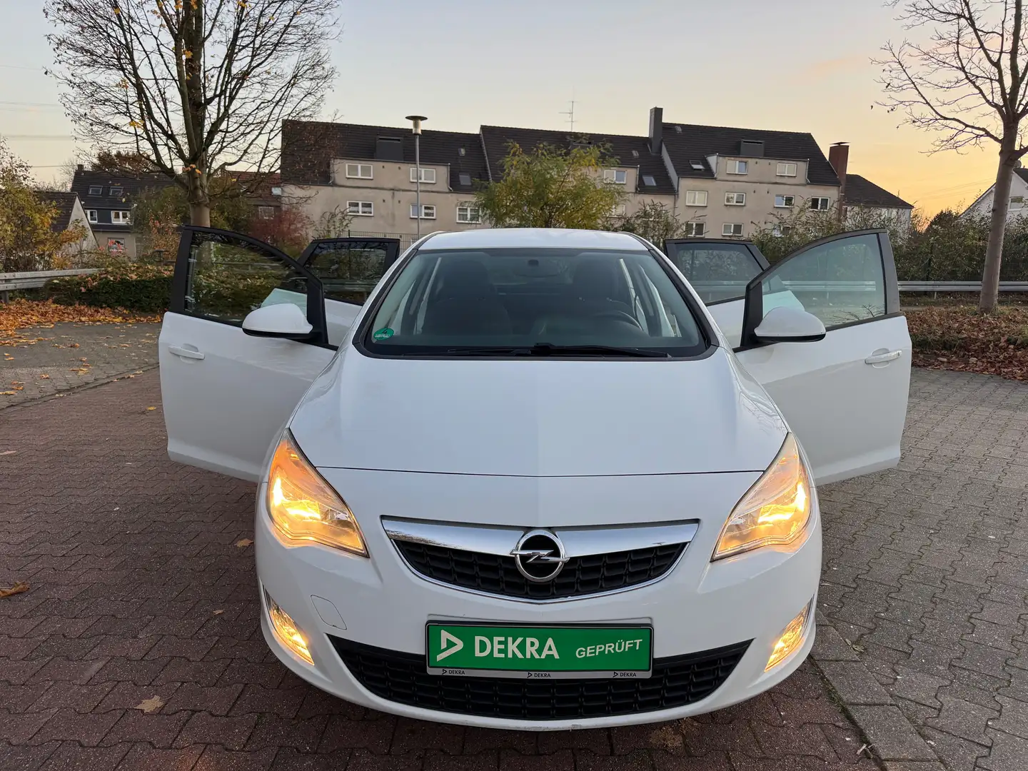 Opel Astra Design Edition 1,4 Sportpaket. KLIMA. Tempomat Weiß - 1