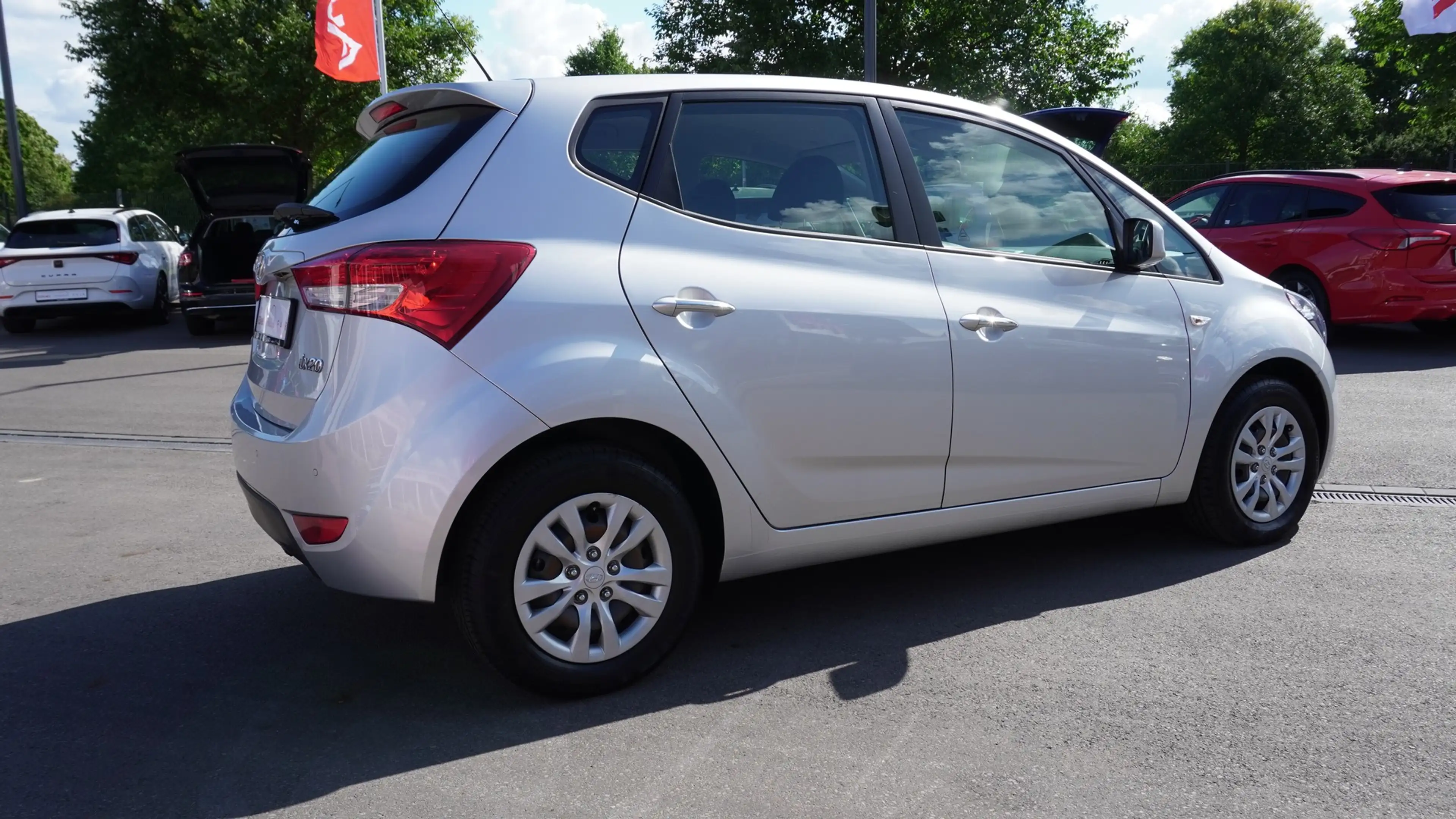 Hyundai iX20 1.6i AT Klima PDC Sitzheizung Bluetooth — photo 5