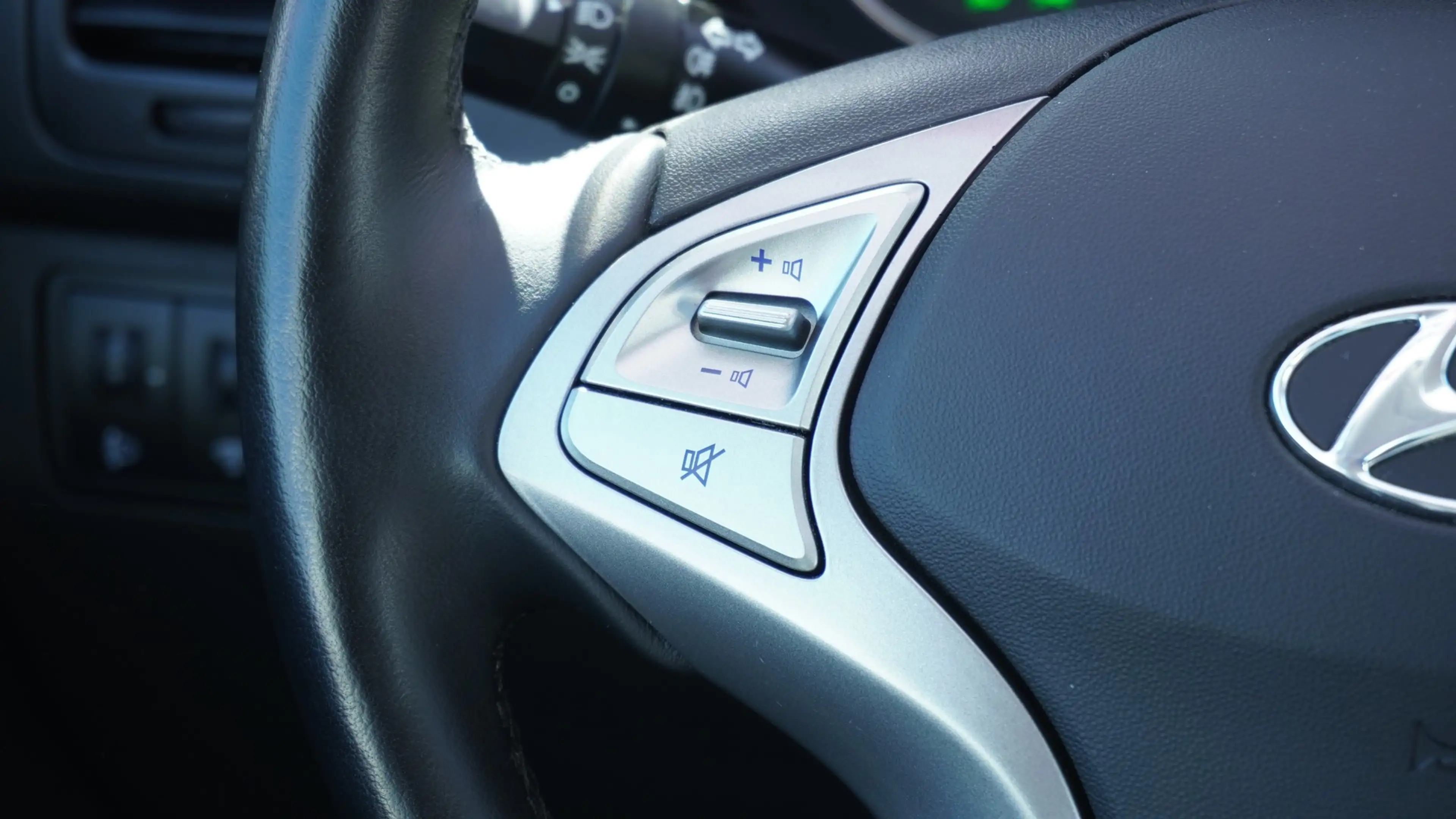 Hyundai iX20 1.6i AT Klima PDC Sitzheizung Bluetooth — photo 12
