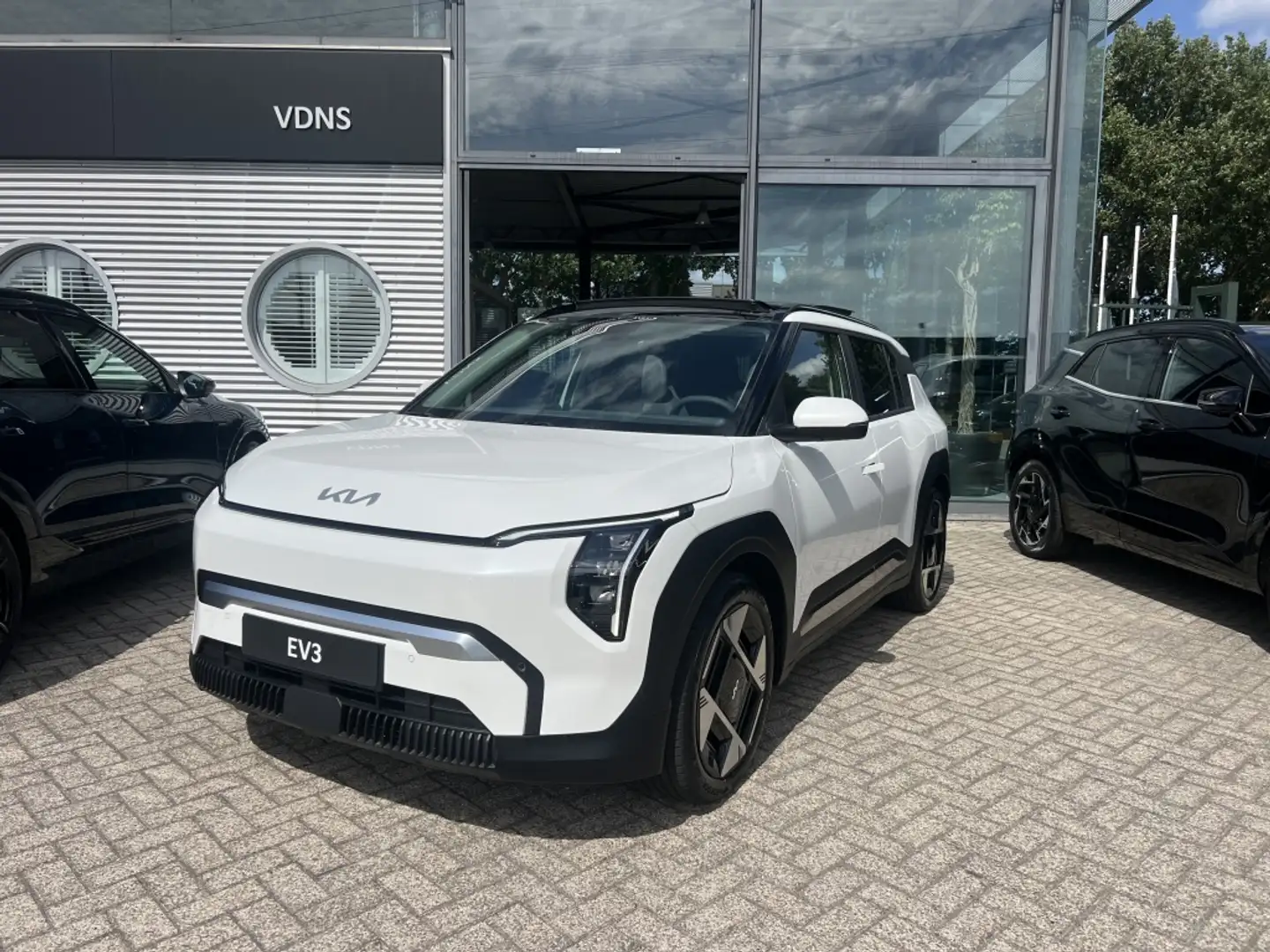 Kia EV3 Plus Advance 81.4 kWh ACTIEPRIJS !! Wit - 2