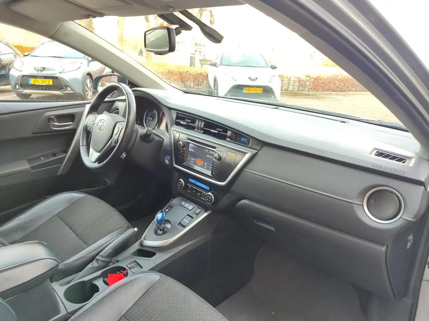 Toyota Auris 1.8 Hybrid EXECUTIVE TREKHAAK 4S-BANDEN STOELVERW Grau - 2