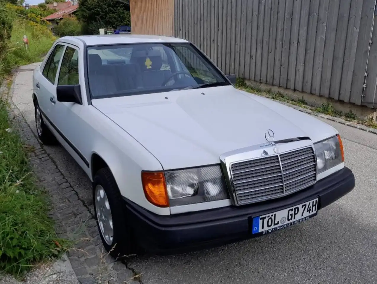 Mercedes-Benz 230, foto 1