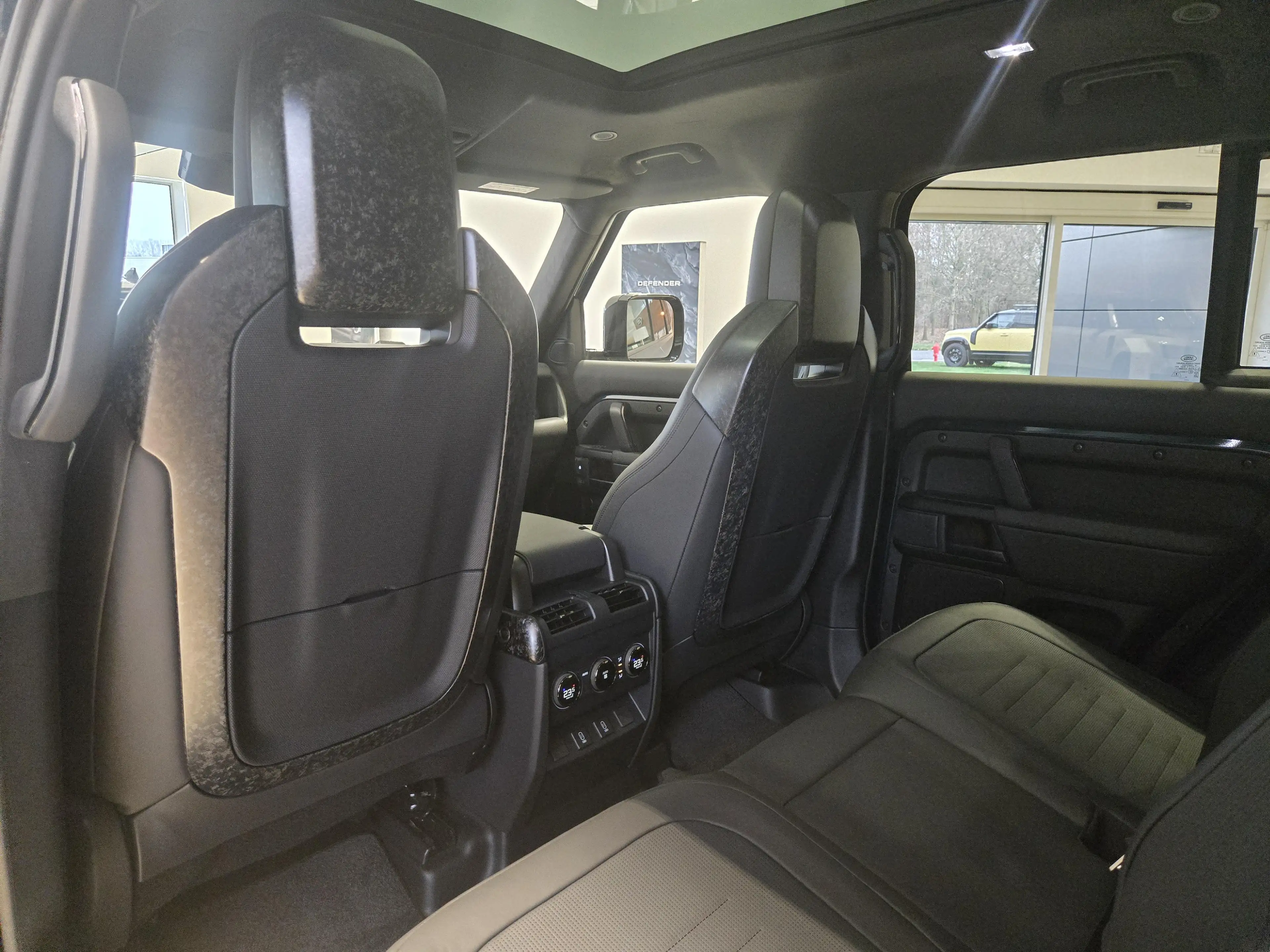 Land Rover Defender 110 P635 OCTA AWD Auto. 26MY — photo 11