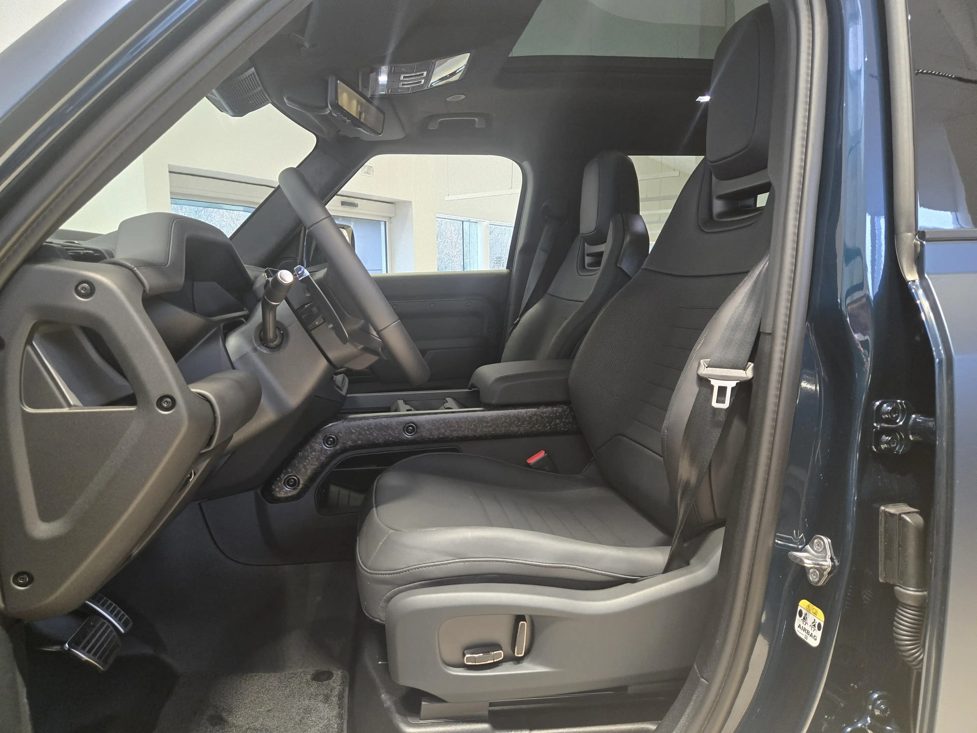 Land Rover Defender 110 P635 OCTA AWD Auto. 26MY — photo 8