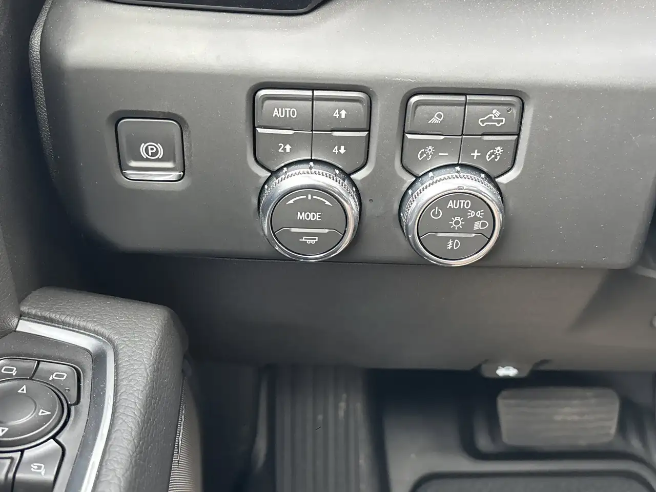 GMC Sierra 3500HD снимка GMC Sierra 3500HD