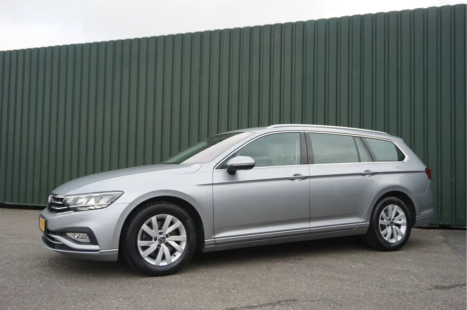 Volkswagen Passat Variant 1.5TSI 150pk Automaat + Trekhaak/ Camera/ LED/ Nav Gris - 2