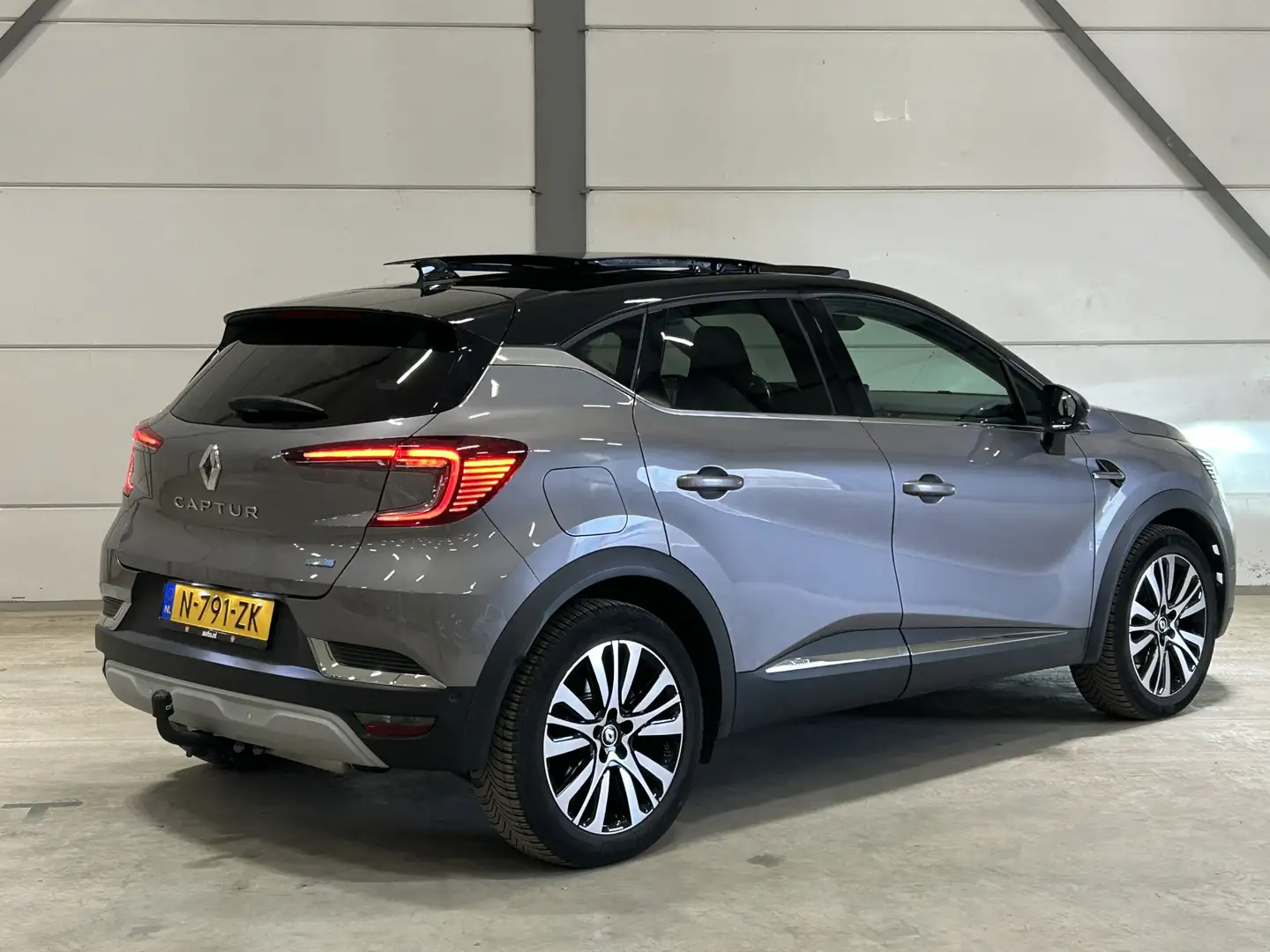 Renault Captur 1.6 E-Tech Plug-in Hybrid 160 Initiale Paris | Sch Grijs - 2