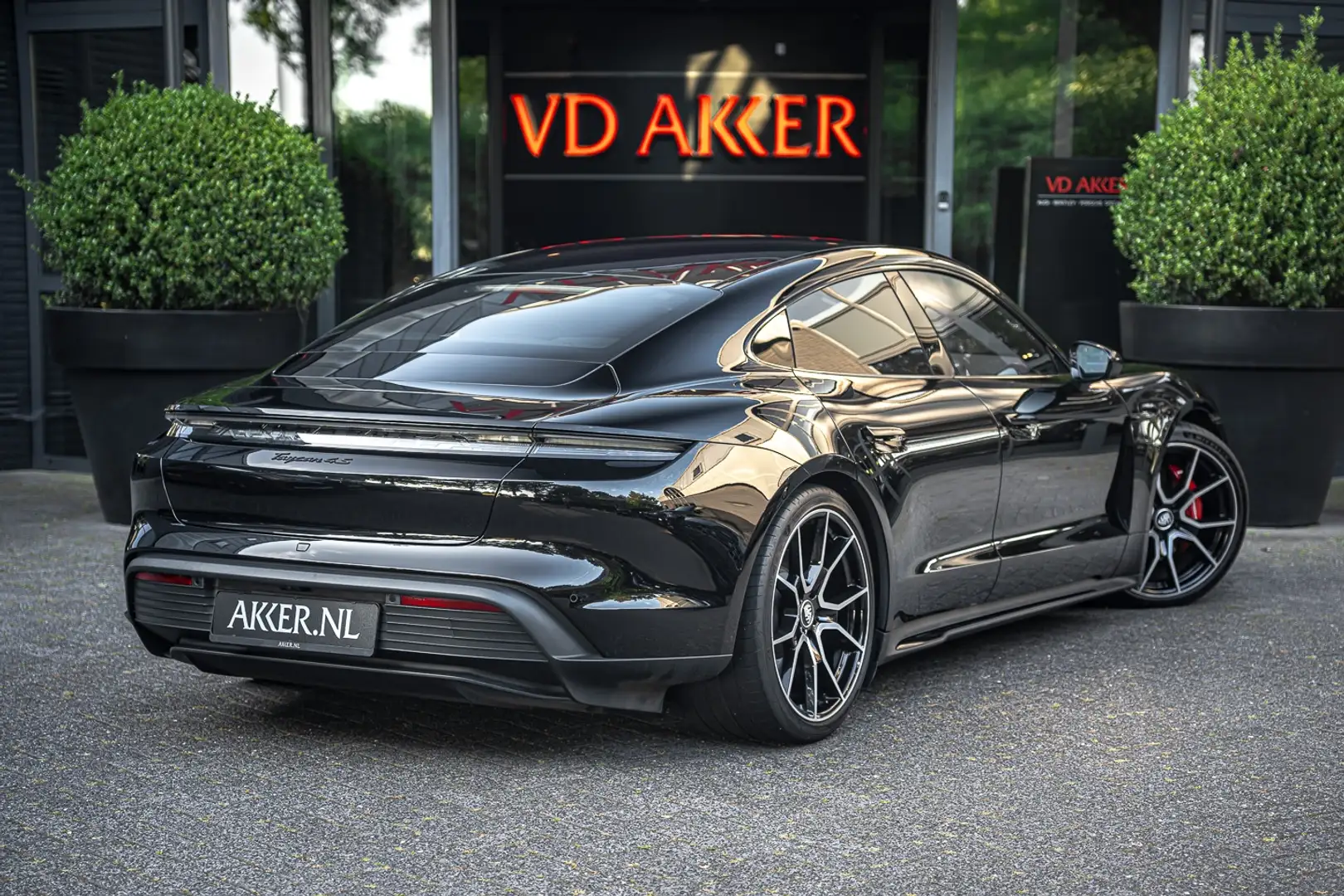 Porsche Taycan 4S Perf. Accu Plus 435pk | Pano.Dak | Stoelkoeling Zwart - 2