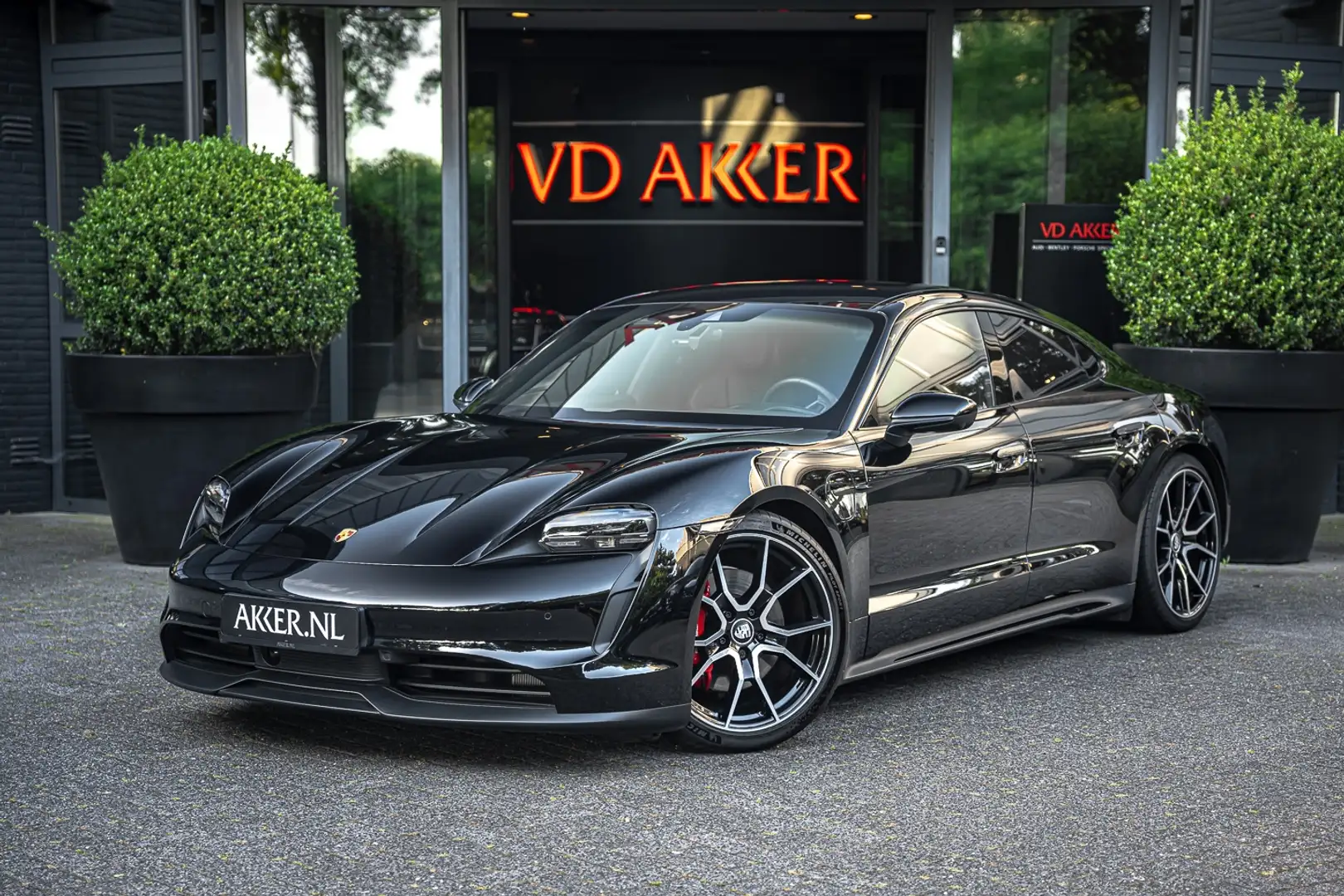 Porsche Taycan 4S Perf. Accu Plus 435pk | Pano.Dak | Stoelkoeling Zwart - 1