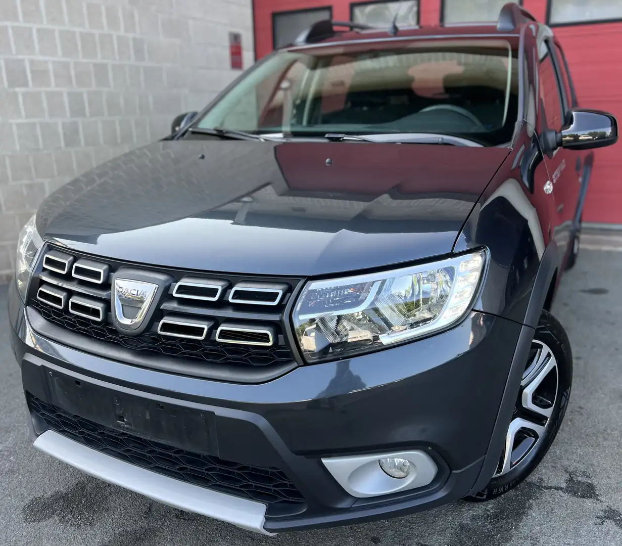 Dacia Sandero Stepway 1.0 TCe Plus + CAMÉRA + NAVI + CAR-PASS Grijs - 1