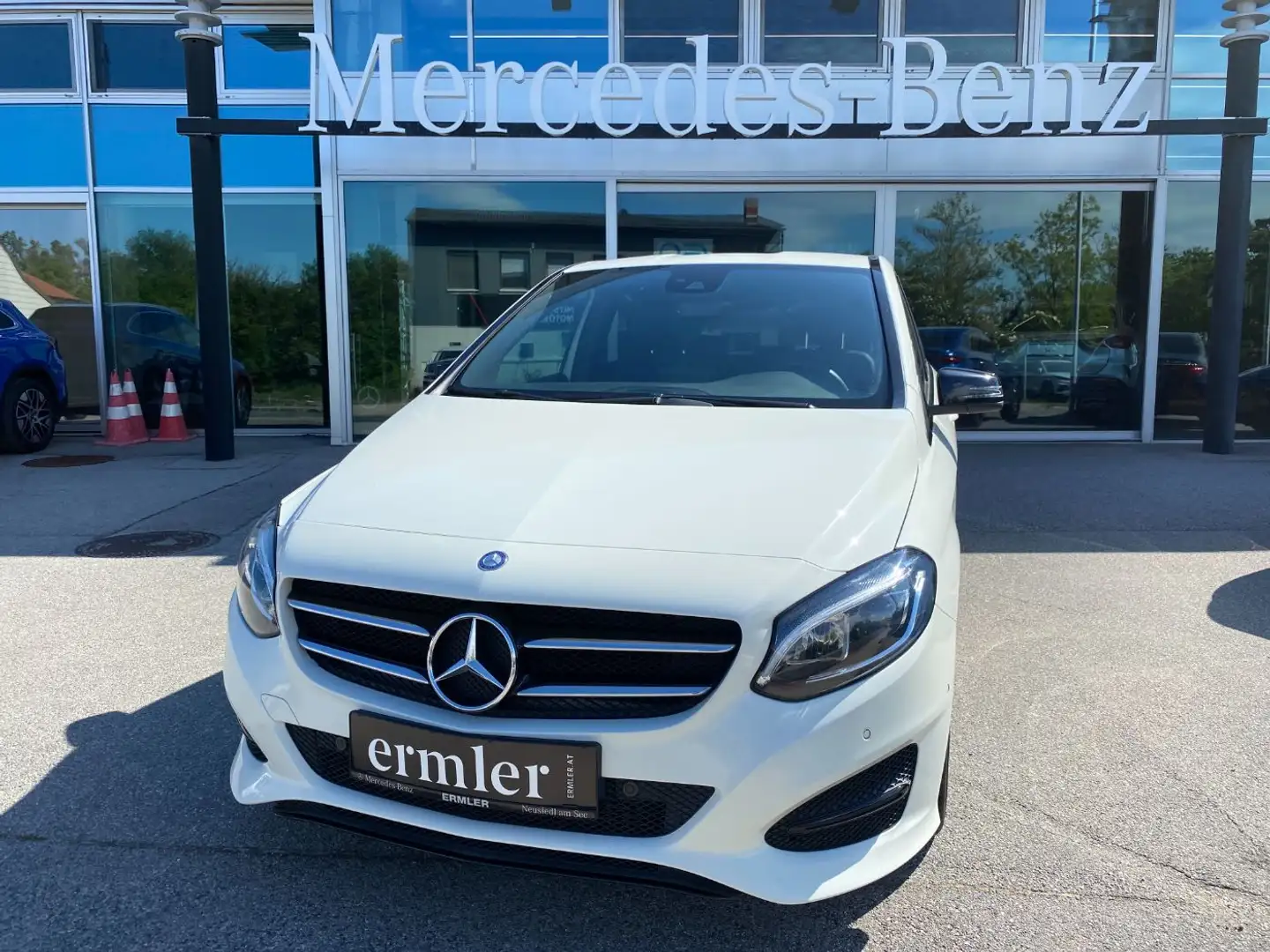 Mercedes-Benz B 200 Night RKam PTS Navi AHK Klima LED Shz Weiß - 2