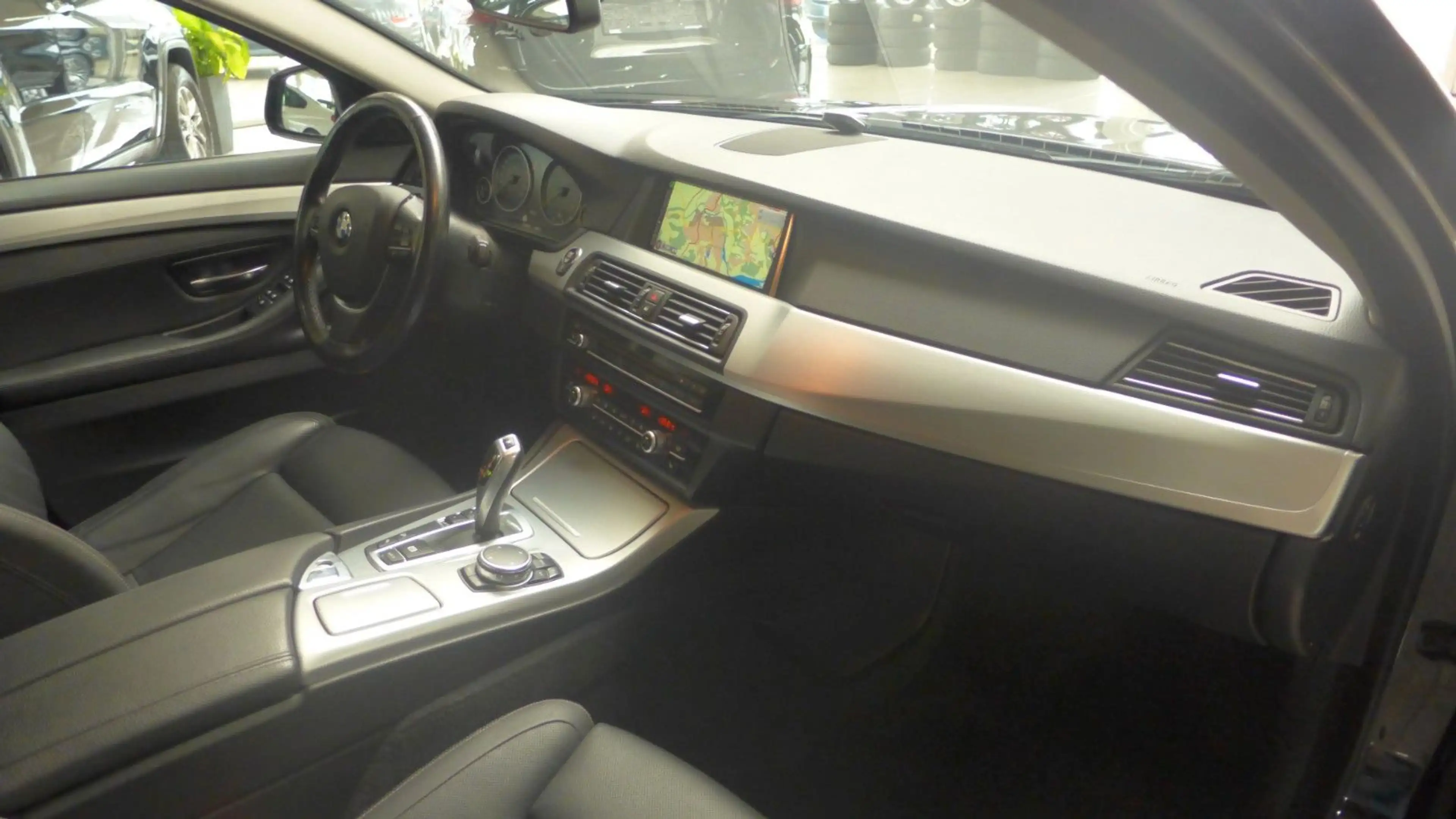 BMW 525 D AUT-Touring xDrive-LEDER-BI-XENON-NAVI-LUXU — photo 13